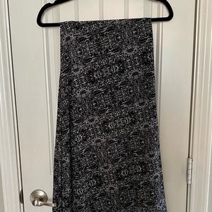 Lularoe black/white print Maxi skirt size 2XL